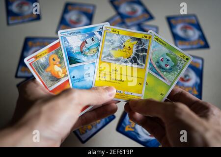 Bangkok, Thailandia - 27 gennaio 2021 : un uomo che gioca a Pokemon Trading Card. Foto Stock