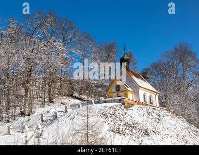 Cappella in inverno nella neve a Poettmes, Baviera, Germania Foto Stock