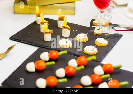 Deliziosi dessert sul tavolo da banchetto. Antipasti di uova e pomodoro su spiedini Foto Stock