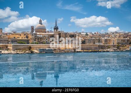 Valletta, lo skyline di Malta con riflessi in acqua. Foto Stock