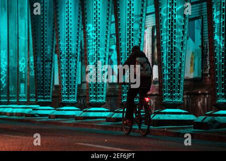 Landesweit, Germania. 17 Feb 2021. Un solo uomo guida la sua bicicletta attraverso un sottopassaggio illuminato. Il primo ministro della Renania Settentrionale-Vestfalia Laschet (CDU) ha ribadito la sua richiesta di un percorso prevedibile per i cittadini nell'affrontare la crisi di Corona. (A dpa 'Laschet reitates demand for preventivtable lockdown course') credito: Marius Becker/dpa/Alamy Live News Foto Stock