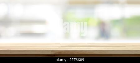 Piano tavolo in legno su blur bianco verde fondo finestra cucina, banner panoramico - può essere utilizzato per visualizzare o montaggio i vostri prodotti (alimenti) Foto Stock