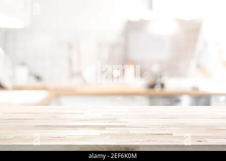 Bancone in legno (o isola da cucina) sullo sfondo interno della cucina sfocata - può essere utilizzato per mostra o montatura i tuoi prodotti (alimenti) Foto Stock