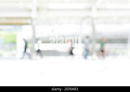 Offuscare l'immagine del passaggio coperto con le persone in città - sfondo astratto Foto Stock