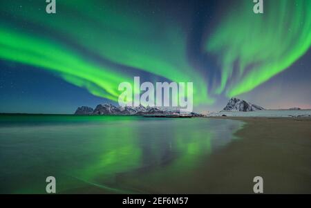 Luci del Nord nella spiaggia di Storsandnes (Lofoten, Norvegia) ESP: Auroras boreales invernales en la playa de Storsandnes (Lofoten, Noruega) Foto Stock