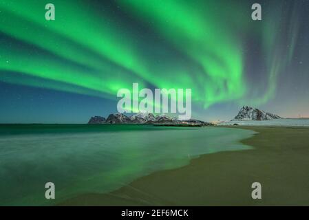 Luci del Nord nella spiaggia di Storsandnes (Lofoten, Norvegia) ESP: Auroras boreales invernales en la playa de Storsandnes (Lofoten, Noruega) Foto Stock