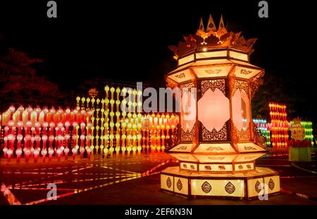 Colorate lanterne di strada del festival di Loy krathong in Thailandia notte pubblica. Foto Stock