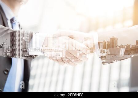 Uomini d'affari che fanno handshake, doppia esposizione - fusione e concetti di acquisizione Foto Stock