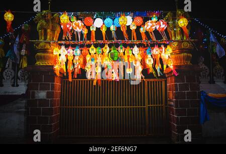 Colorate lanterne di strada del festival di Loy krathong in Thailandia notte pubblica. Foto Stock