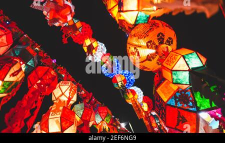 Colorate lanterne di strada del festival di Loy krathong in Thailandia notte pubblica. Foto Stock