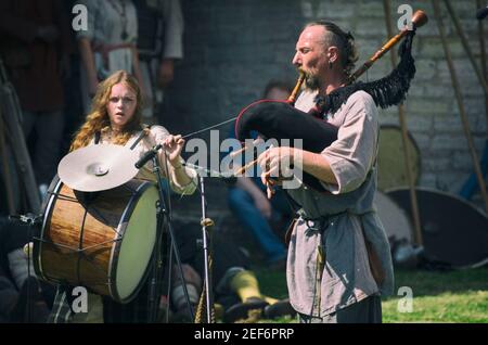 Staraya Ladoga, Saint-Petersburg, Russia - 22 giugno 2019: Il bagiper medievale suona le cornamuse in un reenactment storico Foto Stock