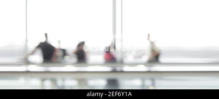 Immagine sfocata di persone al terminal dell'aeroporto, sfondo astratto banner web orizzontale Foto Stock