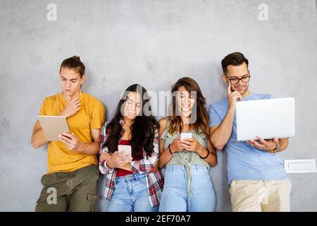 Gruppo di studenti o uomini d'affari. Chat in social network dipendenza online con i dispositivi Foto Stock