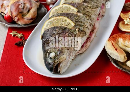 Trota iridea al forno con limone. Piatto per la cena Foto Stock