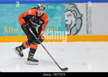 16 febbraio 2021, Hessen, Francoforte sul meno: Hockey su ghiaccio: DEL2, Löwen Francoforte - Bietigheim Steelers, Hautrunde, Matchday 19. Mike Fischer del Löwen Frankfurt in azione. Foto: Jürgen Kessler/dpa Foto Stock