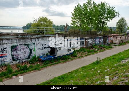 Graffiti su un muro lungo il Danubio a Belgrado, Serbia annunciando Crimea-Russia e Yankee Vai a casa. Foto Stock