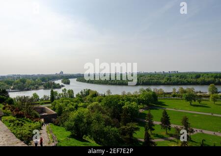 Il fiume Sava scorre nel Danubio e offre una vista panoramica aerea dalla Fortezza Kalemegdan di Belgrado a Belgrado, Serbia. Foto Stock