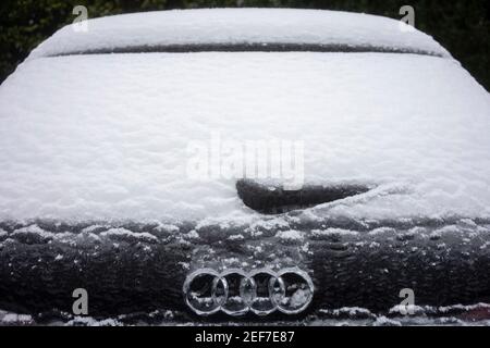 Primo piano di un parabrezza posteriore congelato di una berlina Audi nel lago Oswego, Ore., il 13 febbraio 2021, dopo che neve e pioggia congelante colpiscono l'area metropolitana di Portland. Foto Stock