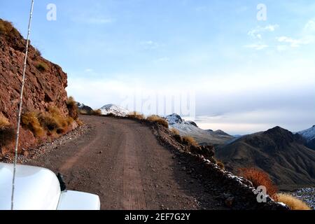 Death Valley, California, USA - 23 dicembre 2019 - Jeep bianca Wrangler Sahara sulla Titus Canyon Road nelle montagne di Amargosa sul passo rosso Foto Stock