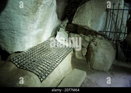 Europa, Italia, Toscana, la Verna, Santuario francescano sul Monte penna, nell'Appennino Toscano, nella valle del Casentino, Grotta dove riposava San Francesco Foto Stock