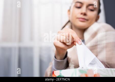 Malata giovane donna che tiene il fazzoletto di tessuto, naso che corre, si sente malsano, malsano. Bruna ragazza che ha sintomi di malattia di sinusite cronica Foto Stock