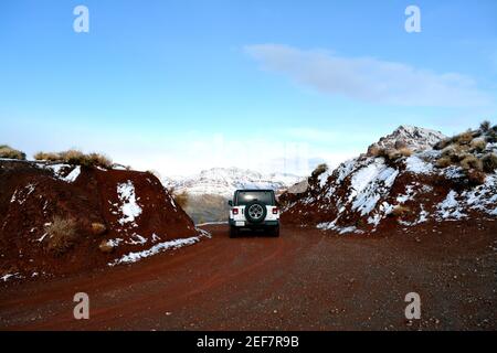 Death Valley, California, USA - 23 dicembre 2019 - Jeep bianca Wrangler Sahara sulla Titus Canyon Road nelle montagne di Amargosa sul passo rosso Foto Stock