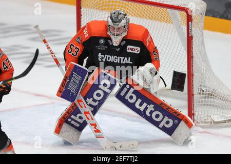 16 febbraio 2021, Hessen, Francoforte sul meno: Hockey su ghiaccio: DEL2, Löwen Francoforte - Bietigheim Steelers, Hautrunde, Matchday 19. Goalie Bastian Kucis del Löwen Francoforte in azione. Foto: Jürgen Kessler/dpa Foto Stock