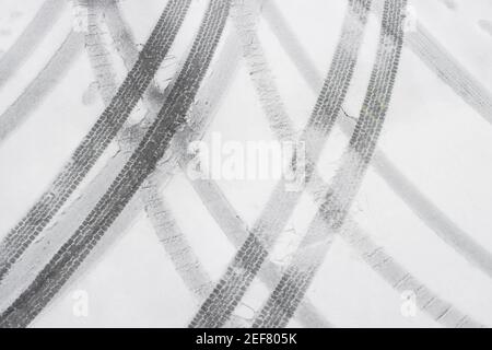 Tracce di auto e impronte nella neve. Foto Stock