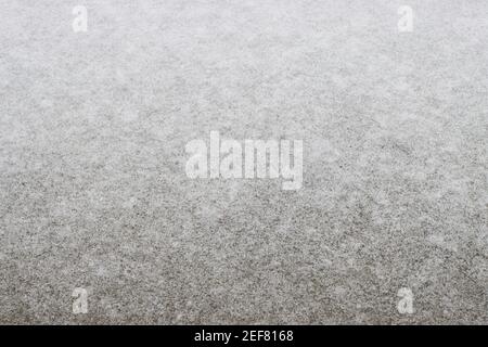 Un sottile strato di neve sul ponte di cemento. Foto Stock