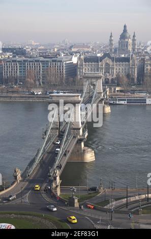 Il famoso ponte a catena, il ponte Szechenyi, sul fiume Duna (Danubio), visto dalla cima della funicolare, il quartiere del Castello, Budapest, Ungheria. Foto Stock