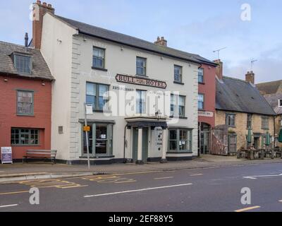 Il Bull Hotel, un ex locanda del 17 ° secolo, ora un pub e ristorante con camere; Market Place, Olney, Buckinghamshire, Regno Unito Foto Stock