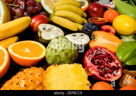 Tavolo con frutta, varietà tropicale di frutta mista su sfondo di legno Foto Stock