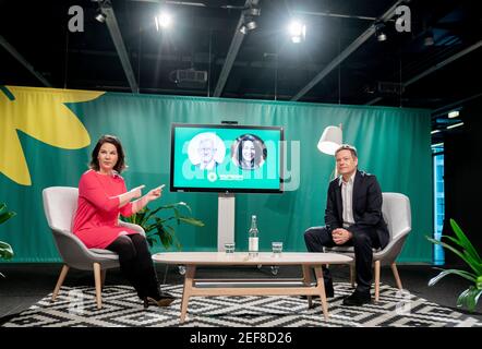17 febbraio 2021, Berlino: Mercoledì politico delle Ceneri a Berlino - Bündnis 90/Die Grünen: Annalena Baerbock, presidente federale di Bündnis 90/Die Grünen, e Robert Habeck, presidente federale di Bündnis 90/Die Grünen, prendono parte al mercoledì politico digitale delle Ceneri del loro partito alla Fondazione Heinrich Böll. Sullo sfondo è un monitor con ritratti dei migliori candidati alle elezioni statali, Winfried Kretschmann (Bündnis 90/Die Grünen), Ministro Presidente del Baden-Württemberg, e Anne Spiegel, Ministro della Famiglia, Donne, Gioventù, Integrazione e tutela dei consumatori nella Renania-Palatinato e. Foto Stock