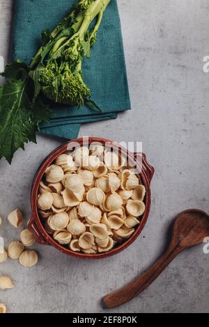 Piatto tradizionale pugliese con pasta a forma di orecchiette e piani di rapa verdure Foto Stock