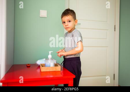 Ragazzo in asilo durante una pandemia Foto Stock