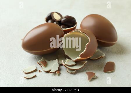 Uova di cioccolato di Pasqua su sfondo bianco di legno Foto Stock