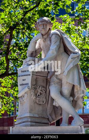 Statua in marmo di William Shakespeare eretta nel 1874 in piazza Leicester Gardens London England UK è un popolare viaggio turistico destinazione attratti Foto Stock