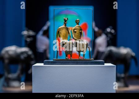 Londra, Regno Unito. 17 Feb 2021. Henry Moore, Maquette per Re e Regina, ideato e lanciato nel 1952, stima: £750,000-1,000,000 con Sir Michael Craig-Martin, con Red Shoes, dipinto nel 2000, stima: £60,000-80,000 - dietro porte chiuse: I preparativi si svolgono a Christie's per la moderna asta d'arte britannica in diretta il 1 marzo 2021. Credit: Guy Bell/Alamy Live News Foto Stock