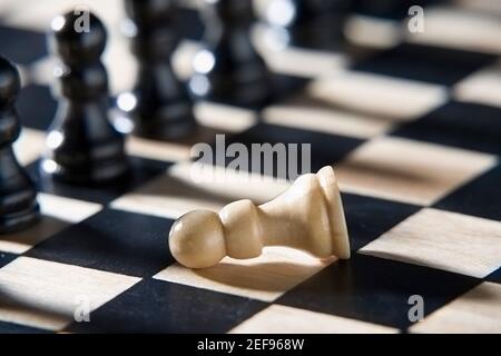 Primo piano del pezzo di scacchi su una scacchiera Foto Stock