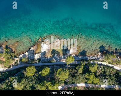 Vista dall'alto sulla costa vicino alla piccola città di Rovigno sulla penisola istriana, Croazia. Foto Stock