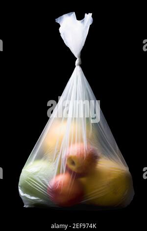 Primo piano di due mele e tre arance in plastica borsa Foto Stock