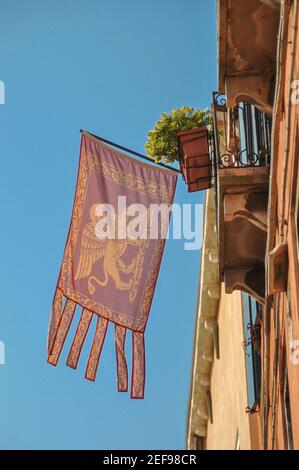 Venetian bandiera sventola sul vento a Venezia Italia Foto Stock