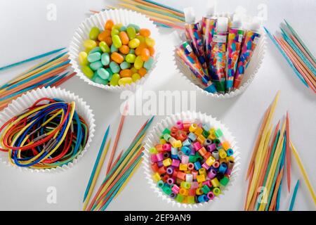 Primo piano di stuzzicadenti con corde multicolore e caramelle Foto Stock