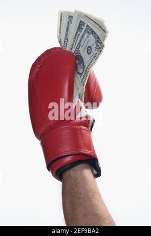 Uomo boxerÅ½s mano che tiene le fatture del dollaro degli Stati Uniti Foto Stock