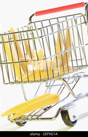 Close up di cornici in un carrello della spesa Foto Stock