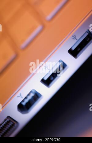 Primo piano di una porta USB di un computer portatile Foto Stock