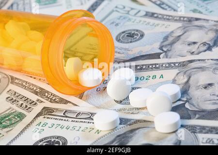 Close up di farmaci e una pillola flacone su carta USA valuta Foto Stock