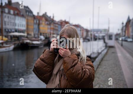 Tourist in vacanza a Copenhagen in Danimarca scatta foto con la sua macchina fotografica Foto Stock