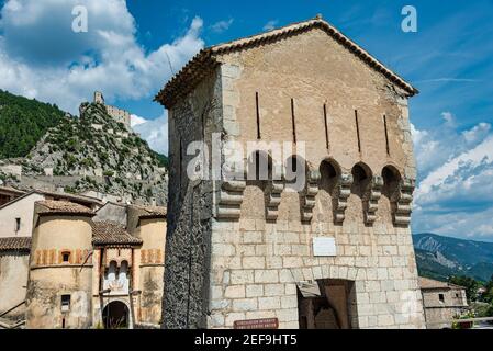 Entrevaux è una città medievale murata, che la vista principale è la Cittadella, arroccata sulla cima di una collina rocciosa. Foto Stock