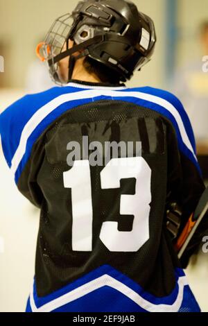 Vista posteriore di un giocatore di hockey su ghiaccio in una divisa Foto Stock
